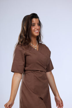 ⁦שמלת מעטפת שוקולד⁩ – תמונה ⁦3⁩