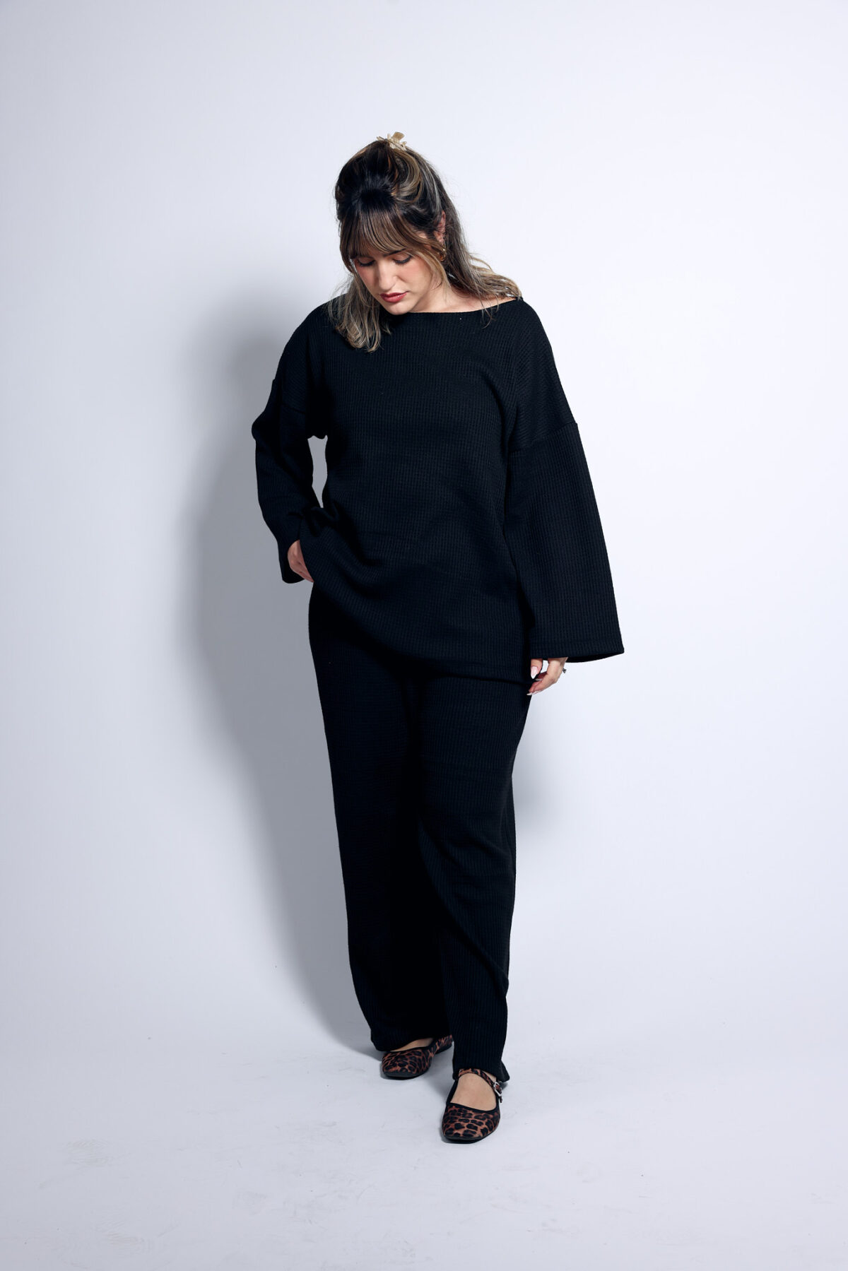 ⁦חולצת סריג שחורה⁩ – תמונה ⁦5⁩