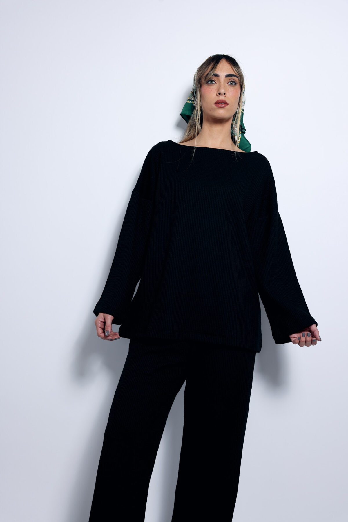 ⁦חולצת סריג שחורה⁩ – תמונה ⁦8⁩