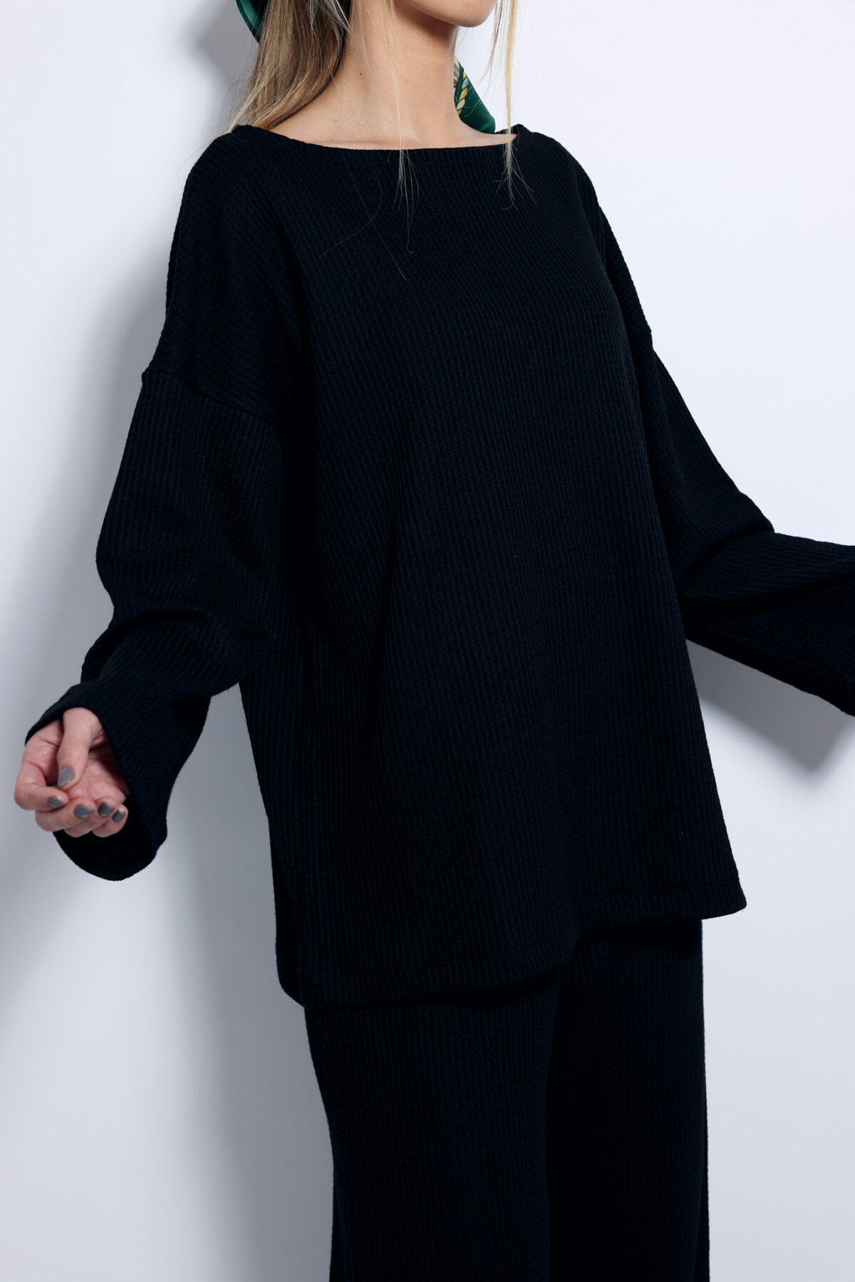 ⁦חולצת סריג שחורה⁩ – תמונה ⁦3⁩