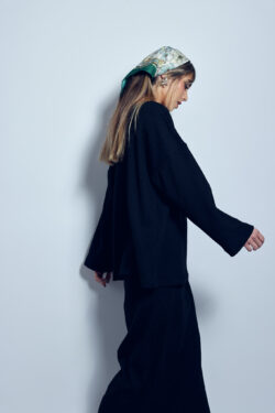 ⁦חולצת סריג שחורה⁩ – תמונה ⁦2⁩