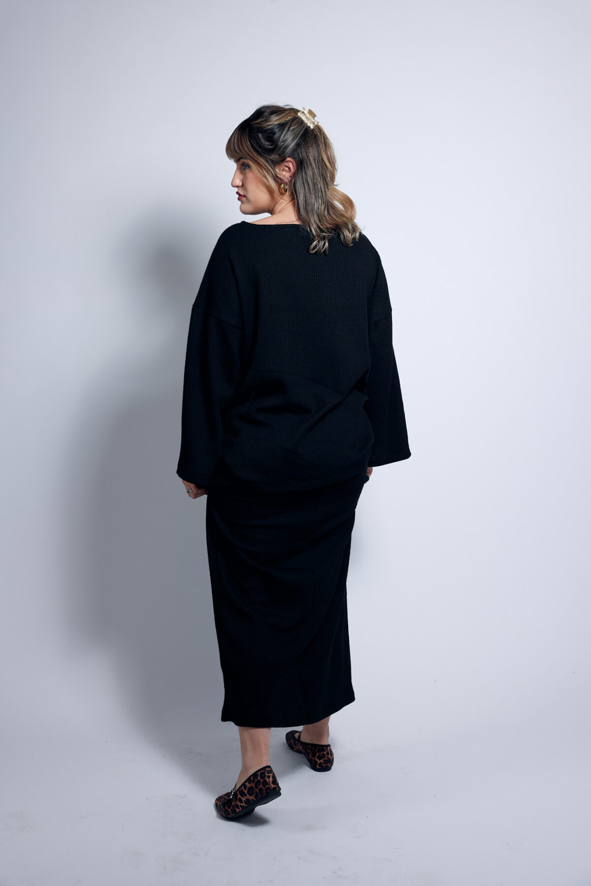 ⁦חולצת סריג שחורה⁩ – תמונה ⁦7⁩