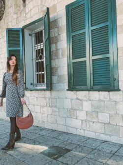 ⁦שמלת מעטפת נינה פרחונית⁩ – תמונה ⁦2⁩