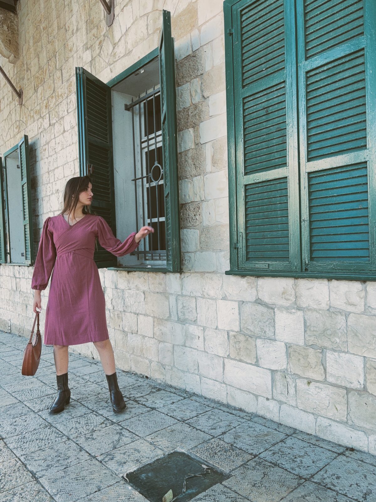 ⁦שמלת מעטפת נינה בורדו⁩ – תמונה ⁦2⁩