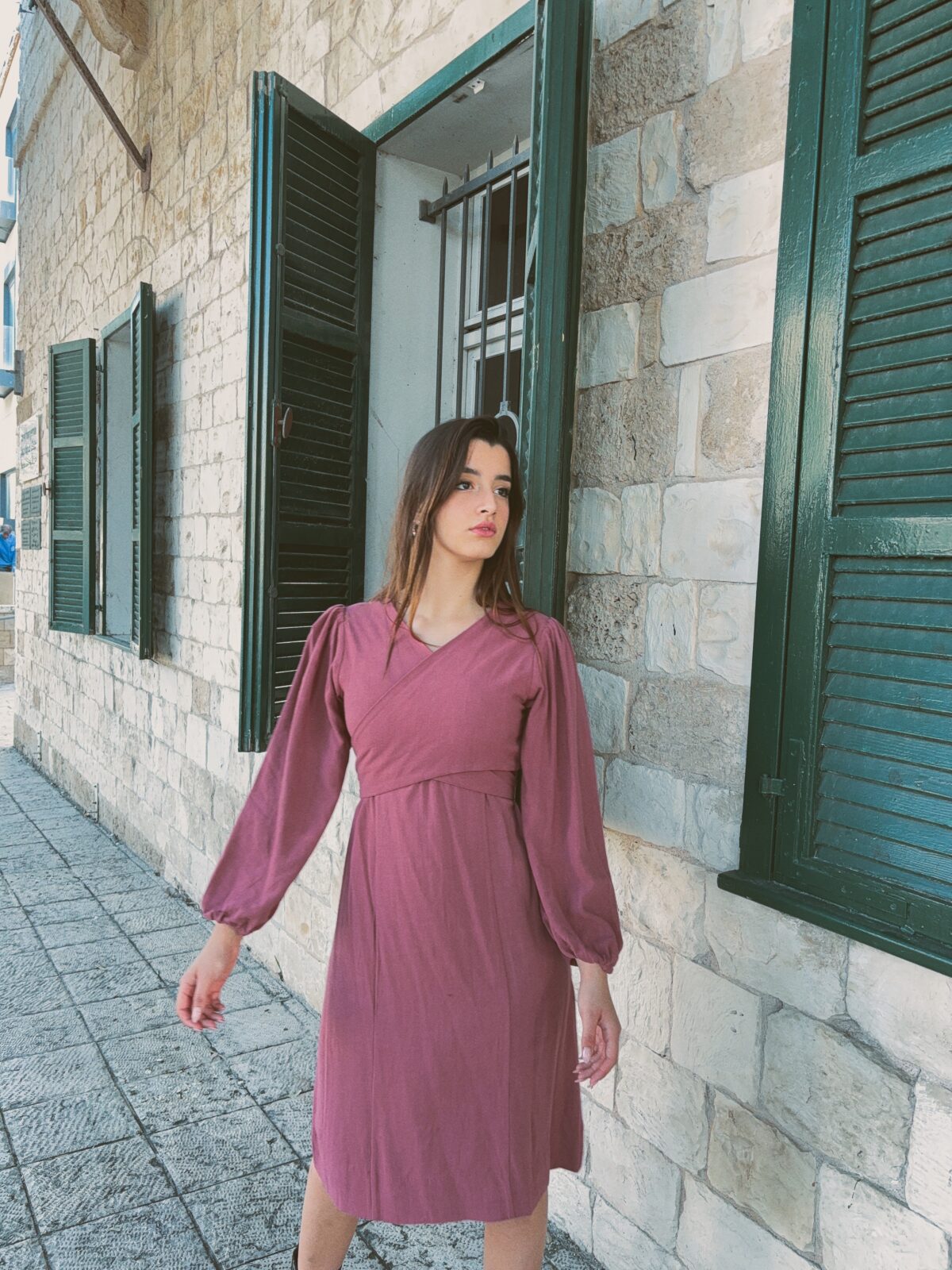 ⁦שמלת מעטפת נינה בורדו⁩ – תמונה ⁦3⁩