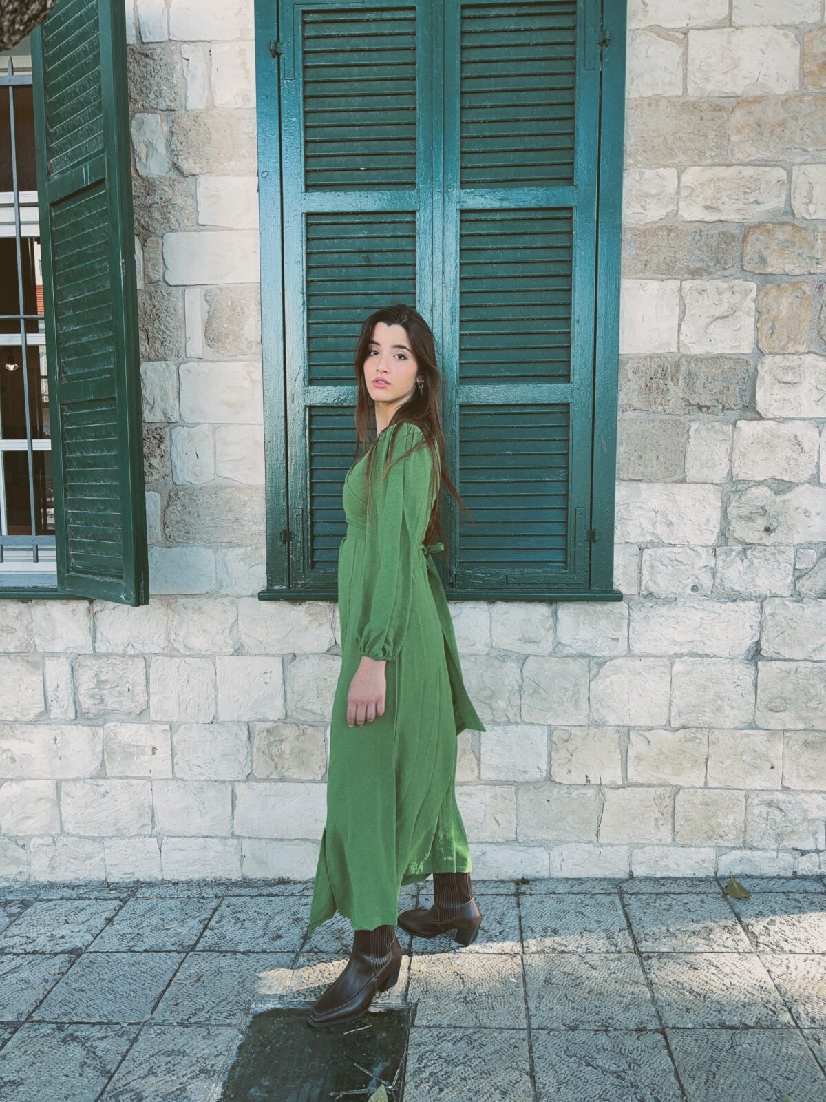 ⁦שמלת מעטפת נינה ירוקה⁩ – תמונה ⁦3⁩