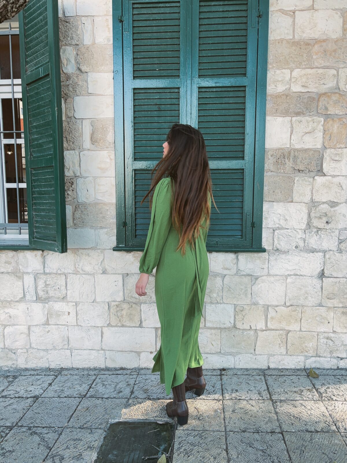 ⁦שמלת מעטפת נינה ירוקה⁩ – תמונה ⁦4⁩