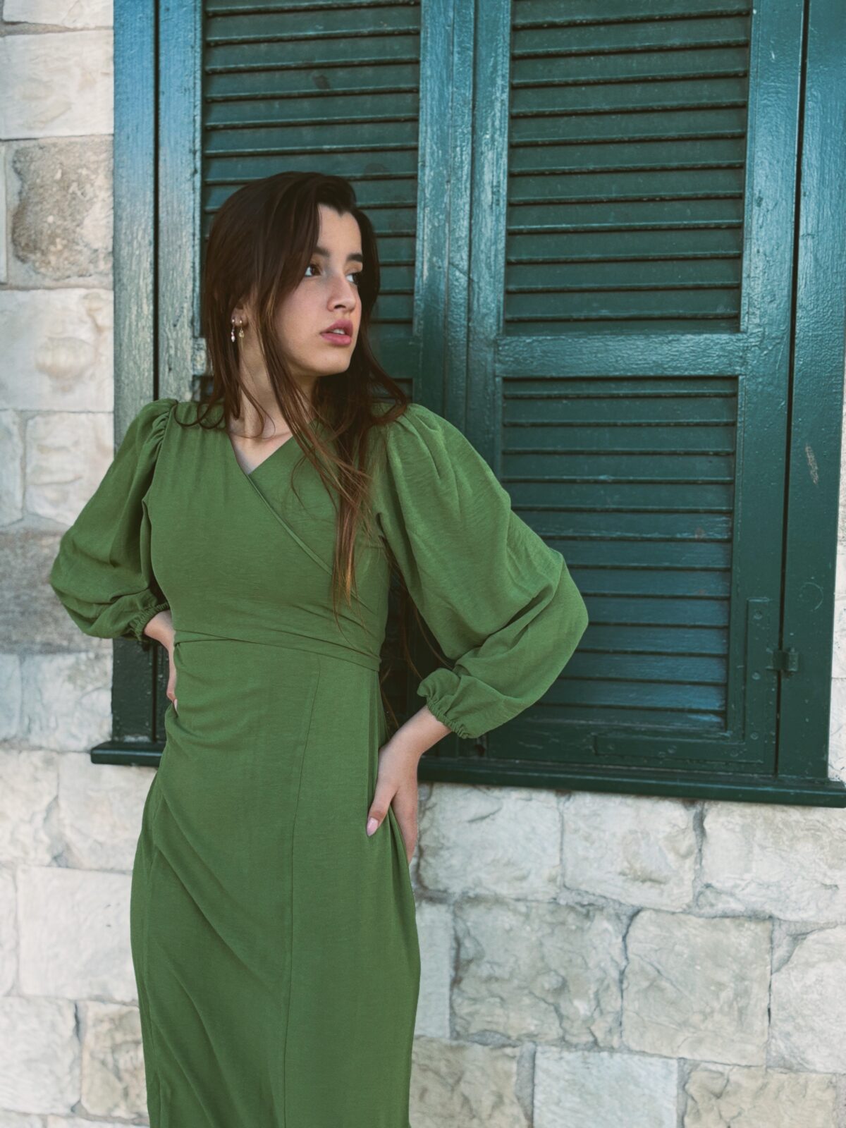 ⁦שמלת מעטפת נינה ירוקה⁩ – תמונה ⁦2⁩