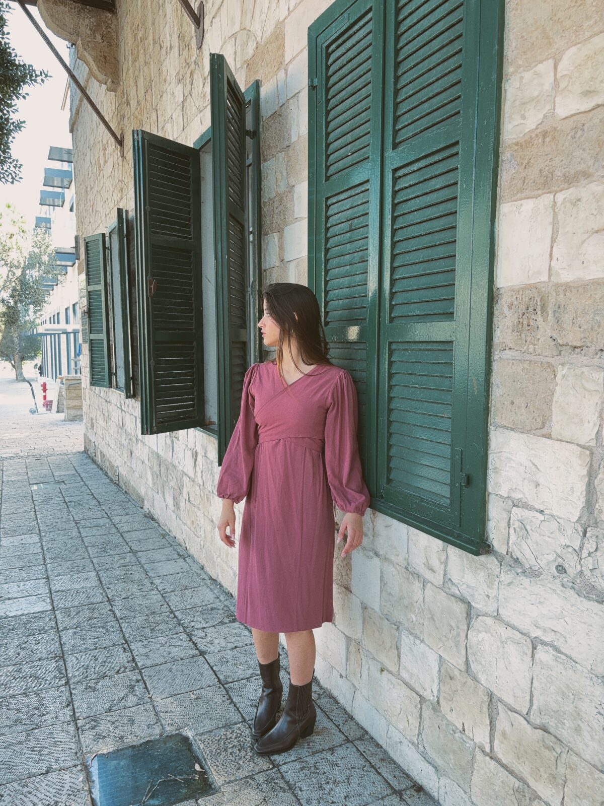 ⁦שמלת מעטפת נינה בורדו⁩ – תמונה ⁦4⁩