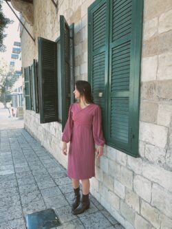 ⁦שמלת מעטפת נינה בורדו⁩ – תמונה ⁦4⁩