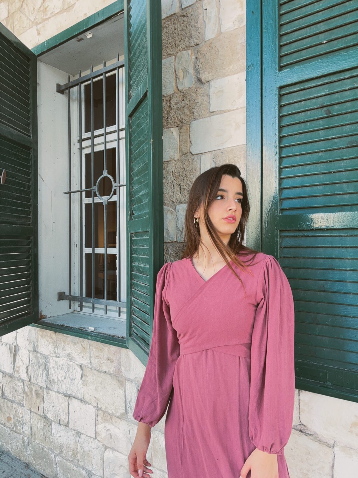 ⁦שמלת מעטפת נינה בורדו⁩ – תמונה ⁦6⁩