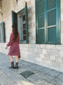 ⁦שמלת מעטפת נינה בורדו⁩ – תמונה ⁦8⁩