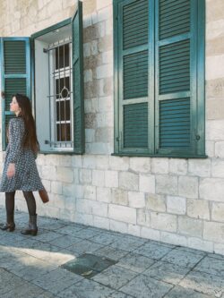 ⁦שמלת מעטפת נינה פרחונית⁩ – תמונה ⁦6⁩