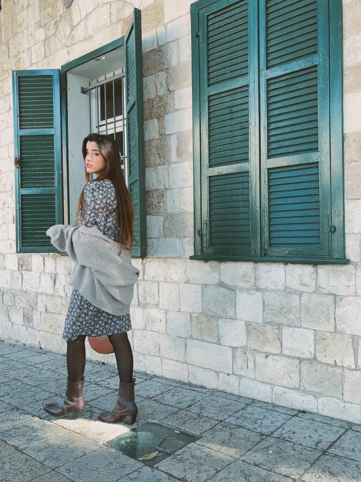 ⁦שמלת מעטפת נינה פרחונית⁩ – תמונה ⁦8⁩