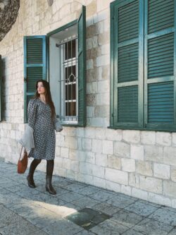 ⁦שמלת מעטפת נינה פרחונית⁩ – תמונה ⁦9⁩