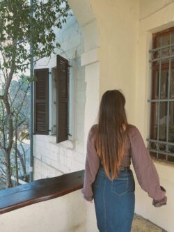 ⁦חולצת אלה חומה⁩ – תמונה ⁦5⁩