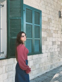 ⁦חולצת אלה בורדו⁩ – תמונה ⁦7⁩