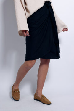 ⁦חצאית מעטפת שחורה⁩ – תמונה ⁦2⁩