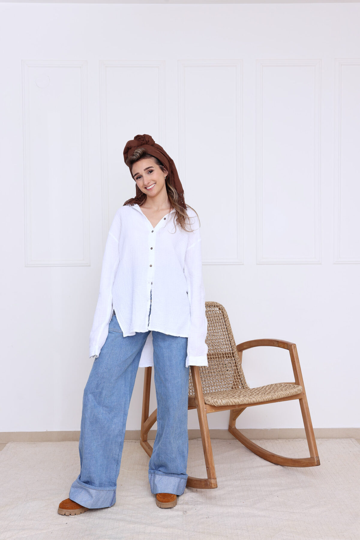 ⁦חולצת ראשית מכופתרת לבנה⁩ – תמונה ⁦5⁩