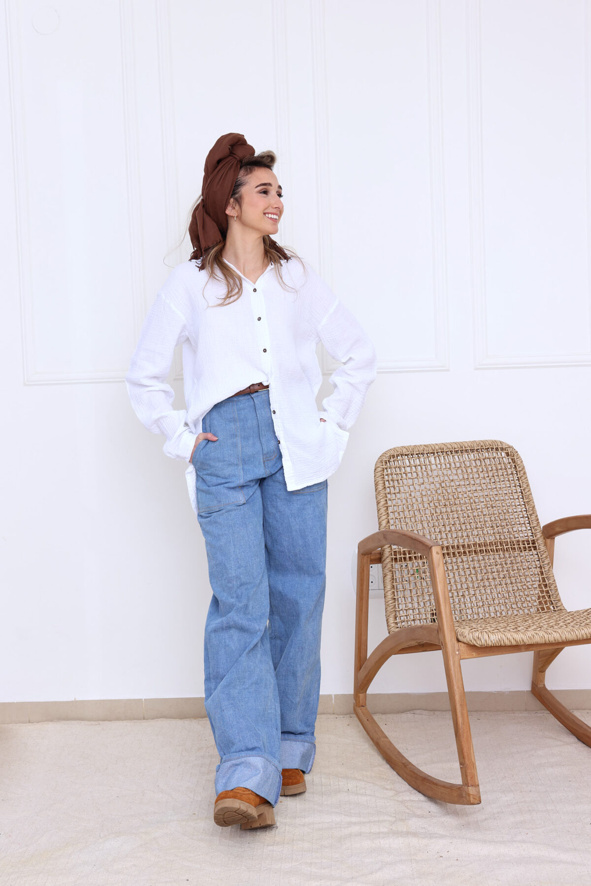 ⁦חולצת ראשית מכופתרת לבנה⁩ – תמונה ⁦2⁩