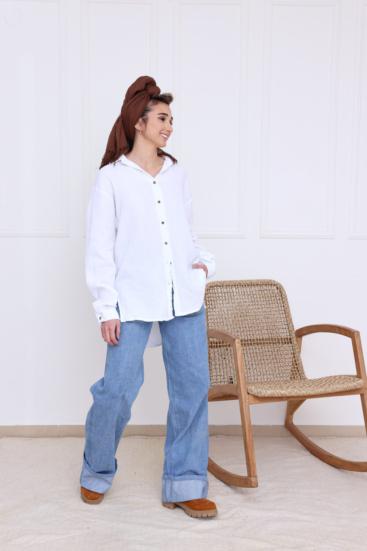 ⁦חולצת ראשית מכופתרת לבנה⁩ – תמונה ⁦3⁩