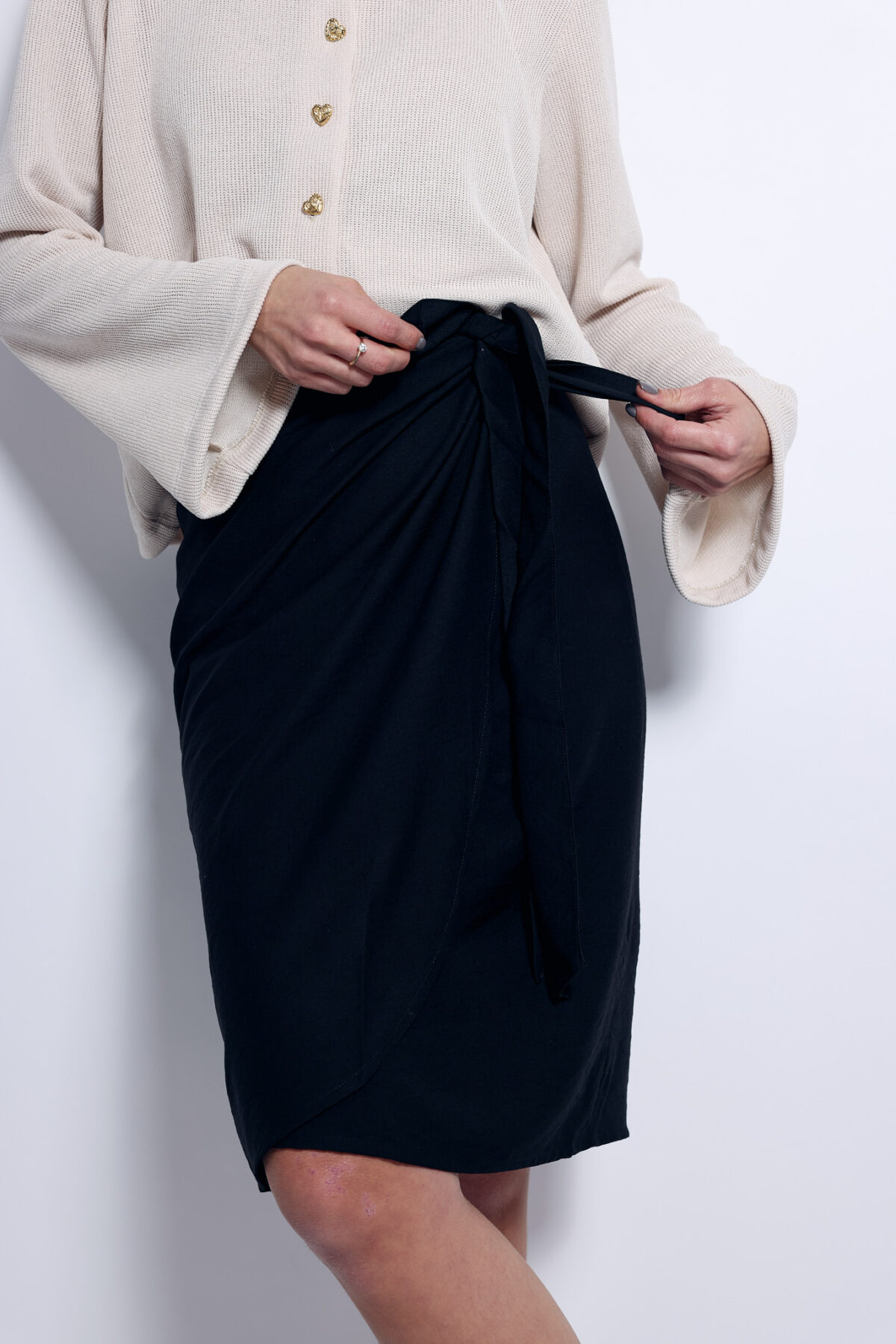 ⁦חצאית מעטפת שחורה⁩ – תמונה ⁦5⁩